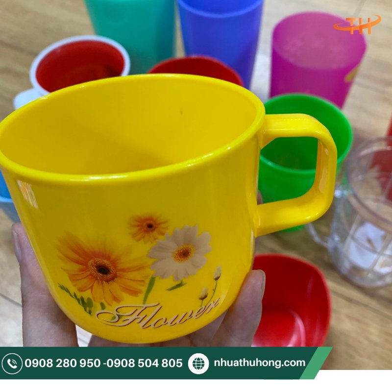 Ly nhựa bông dáng thấp có quai
