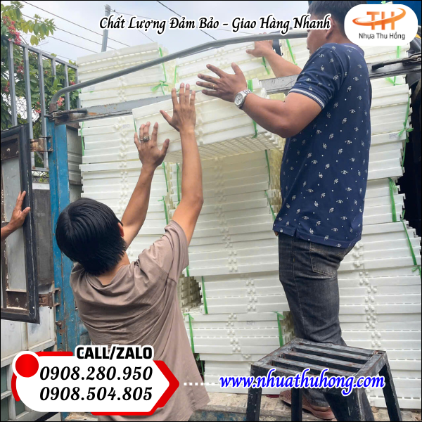 Giao 400 Tấm Sàn Nhựa Trắng Chất Lượng Cao Tại Công Ty Nhựa Thu Hồng 5 Sàn nhựa chăn nuôi giá tốt tại HCM