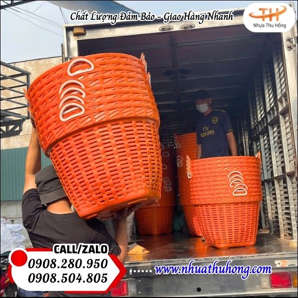 Giao 100 cái cần xé nhựa (rổ nhựa công nghiệp) cho khách sỉ nhà Thu Hồng 4 can xe nhua gia re
