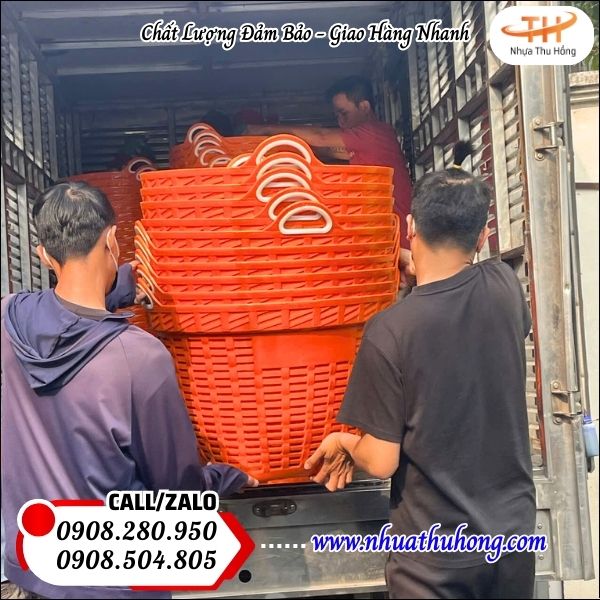 Giao 100 cái cần xé nhựa (rổ nhựa công nghiệp) cho khách sỉ nhà Thu Hồng 3 can xe nhua gia si