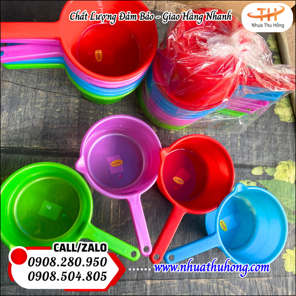 Bán sỉ gáo múc nước giá rẻ nhựa cứng cán dài bền đẹp 2 gáo múc nước bền đẹp