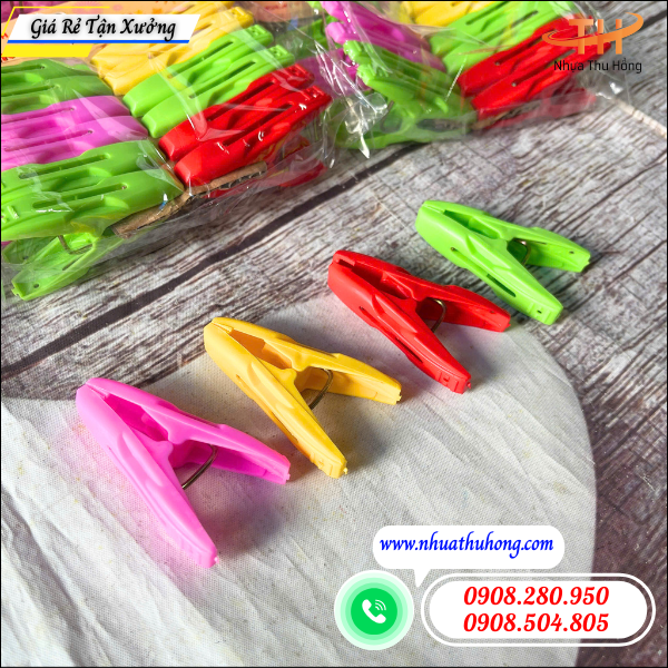 Sỉ lẻ kẹp nhựa treo quần áo giá rẻ nhiều màu 2 kẹp nhựa treo quần áo