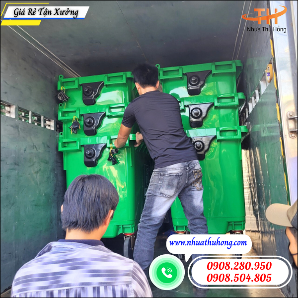 Thực tế lên xe giao thùng rác nhựa 660L tại kho Nhựa Thu Hồng 4 thùng rác nhựa 660l nhựa thu hồng
