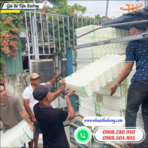 Thu Hồng giao đơn sàn nhựa trắng 50x100cm cho khách sỉ Nhà Bè 3 sàn nhựa trắng cho chuồng nuôi