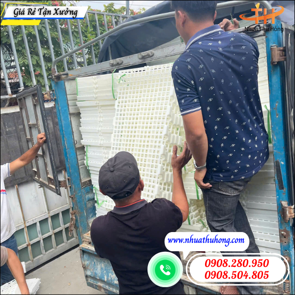 Thu Hồng giao đơn sàn nhựa trắng 50x100cm cho khách sỉ Nhà Bè 4 sàn nhựa trắng giá rẻ TP.HCM