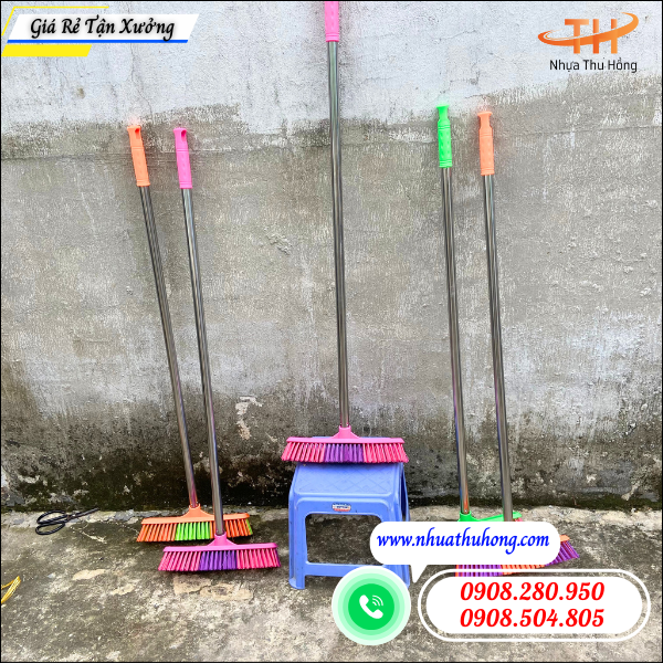 Nhà cung cấp chổi nhựa cán dài giá rẻ tại TP.HCM 2 chổi nhựa cán dài