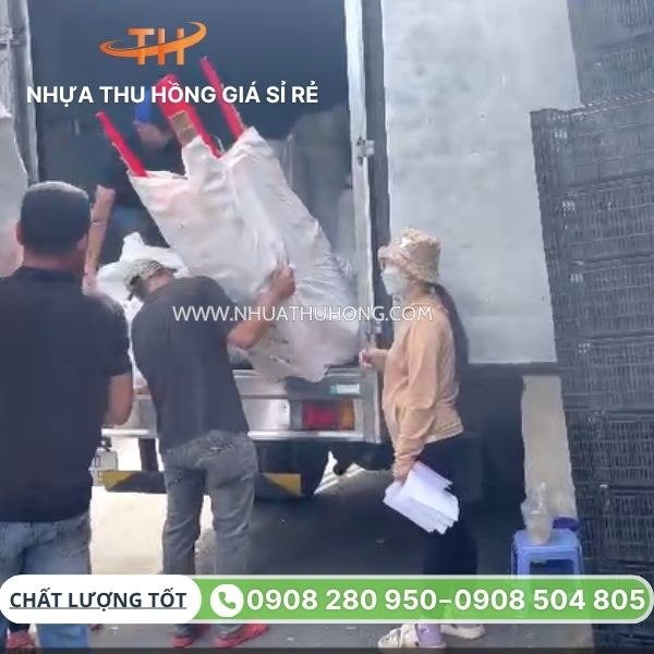 Lên hàng ghế nhựa số lượng lớn đến cửa hàng gia dụng tại TP.HCM 5 Sẵn kho đi giao ghế nhựa
